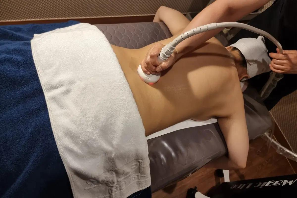 韓国エステサロンで背中に施術を受けている様子。リラックスした雰囲気のサロンで本格的な美容体験が可能です。