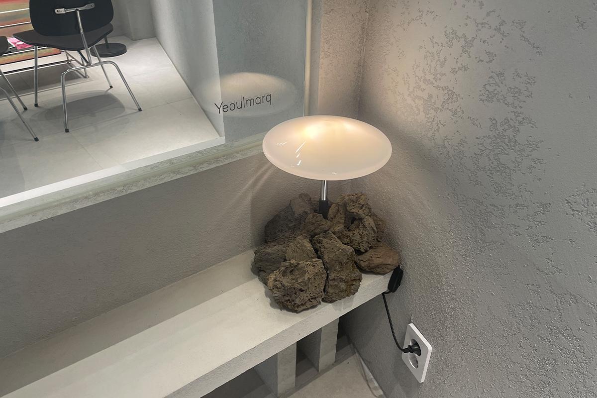 Eleganter weißer Wartebereich mit minimalistischer Dekoration im Yeoulmarq Cafe.