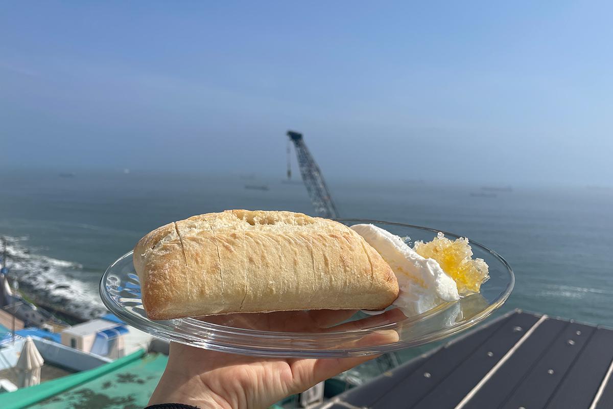 Ein erfrischendes Getränk vor der beeindruckenden Kulisse des blauen Meers in Busan.