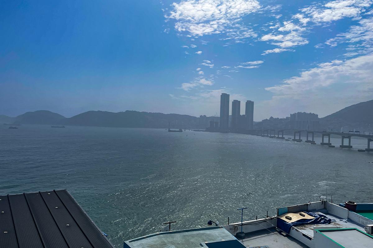 Schmale Außentreppe führt zum Dach des Yeoulmarq Cafe mit Meeressicht.