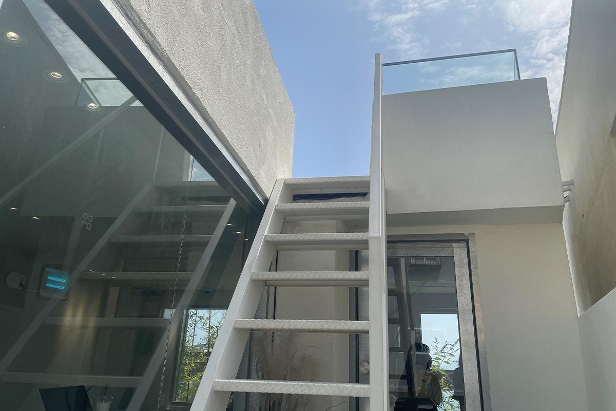 Kristallspiegel lehnt an der Wand eines stilvollen Ecks im Yeoulmarq Cafe.