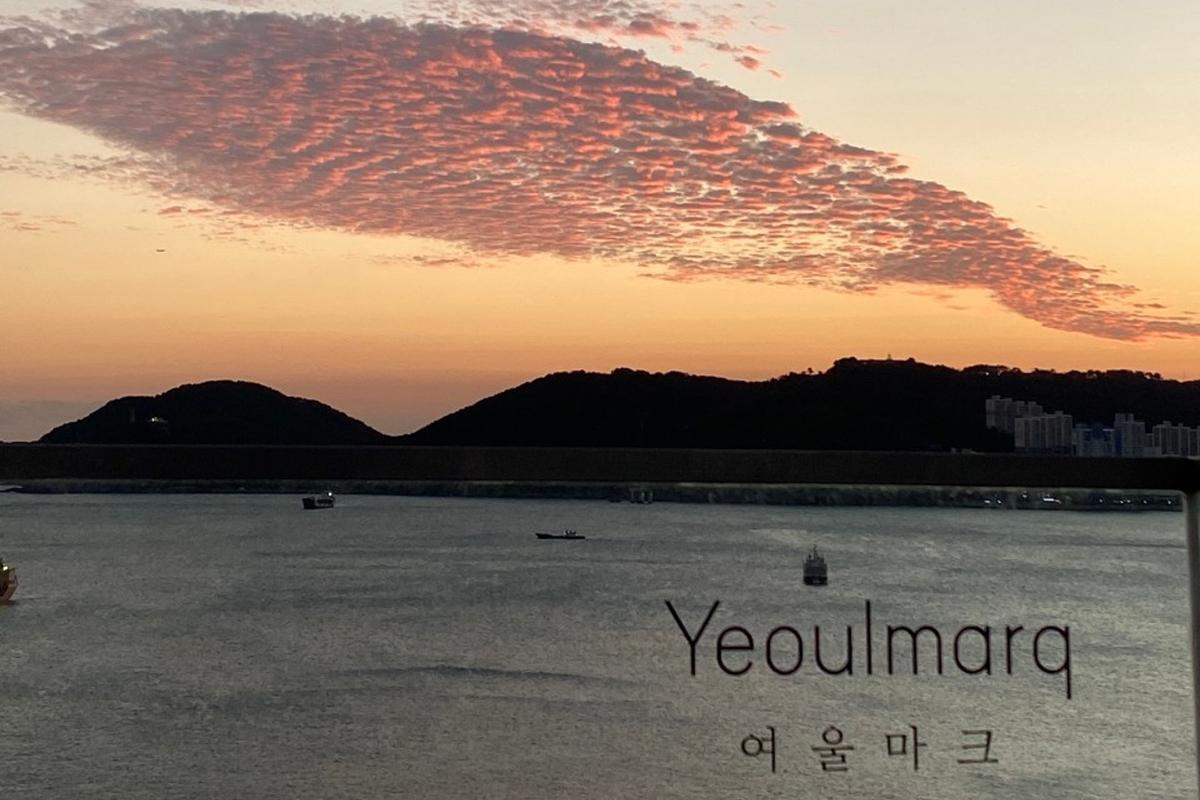 Hai-ähnliche Meeresszene unter hellem Sonnenschein auf der Dachterrasse des Yeoulmarq Cafe.