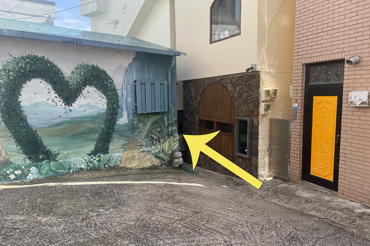 Hinweisschilder des Yeoulmarq Cafe, aufgenommen unter hellem Tageslicht.