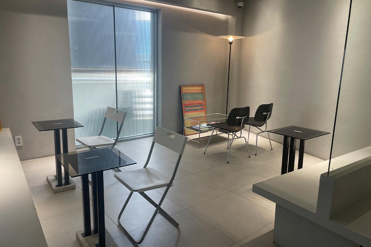 Moderner Innenraum des Yeoulmarq Cafe mit hochwertigem Design und viel Licht.