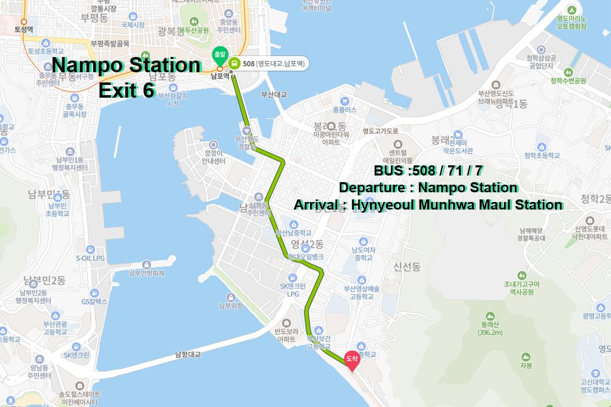 Panoramablick auf das ruhige Meer, gesehen aus einem Fenster im Yeoulmarq Cafe.