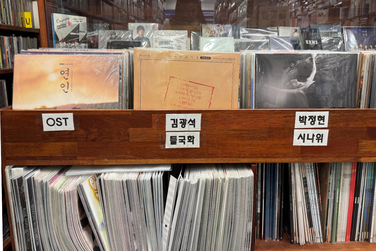 부루의뜨락 CD 가게 내부에서 다양한 케이팝과 OST 앨범 진열대