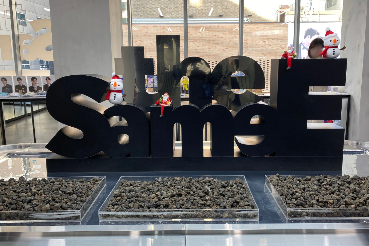 명동 thesameE 매장 내부의 큼지막한 로고 디스플레이