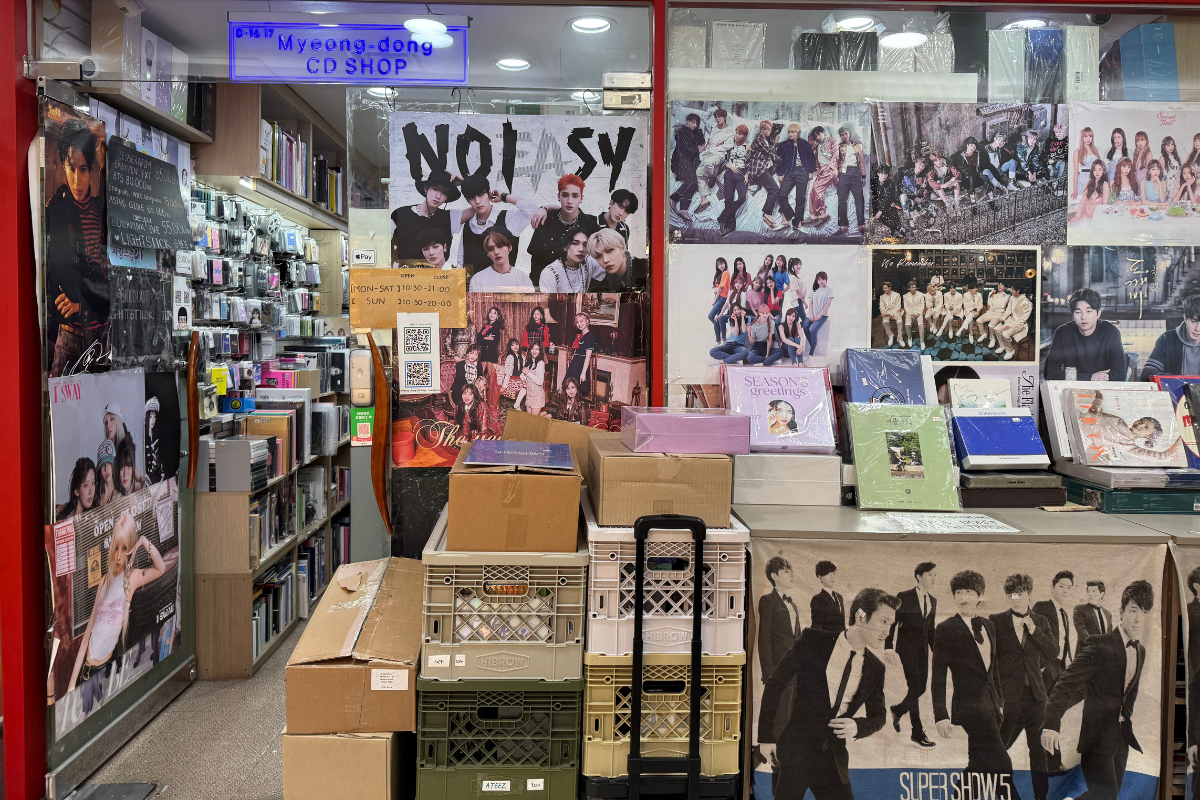 명동 CD 가게 입구와 내부에 다양한 K-pop 앨범이 전시된 모습