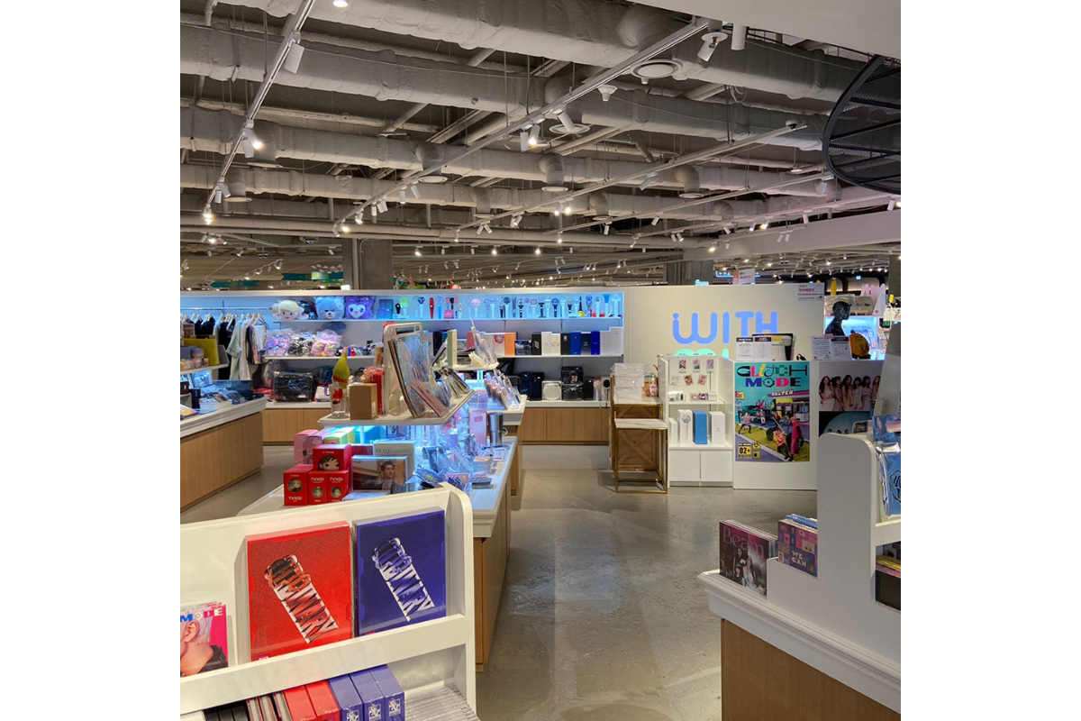 WITHMUU 매장 전경, 다채로운 K-POP 앨범 및 상품으로 가득한 매장 내부, 친절한 직원들이 맞이할 준비가 되어 있다.