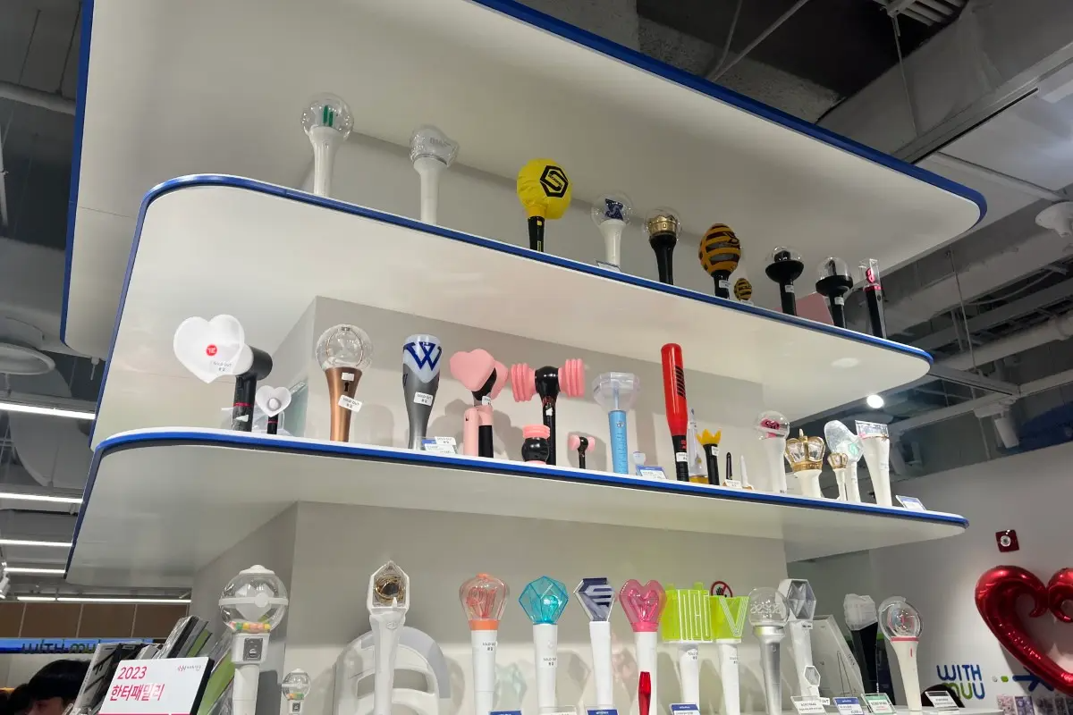 WITHMUU 매장 내 펼쳐진 팬들 위한 K-POP 응원봉 컬렉션, 다양한 아티스트의 인기 응원봉이 진열된 모습.