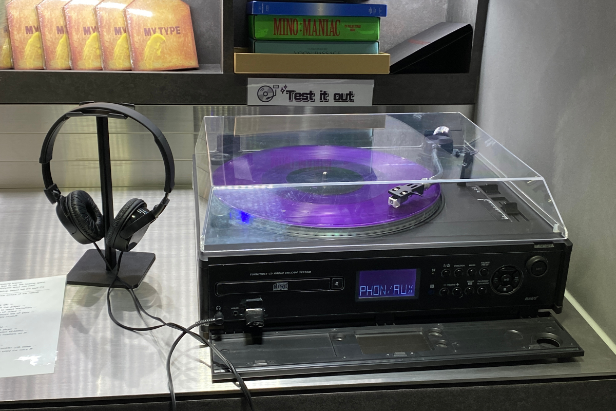 명동 thesameE 매장 내에 위치한 턴테이블과 이어폰 청취 공간