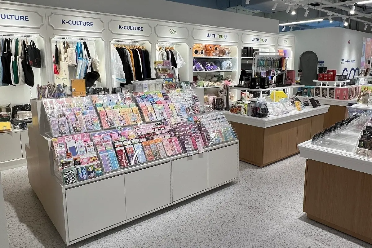 홍대에 위치한 WITHMUU 매장 내부 전경, 다양한 K-POP 관련 상품들로 가득 차 있으며 팬들을 위한 이벤트도 진행중인가 그렇다.