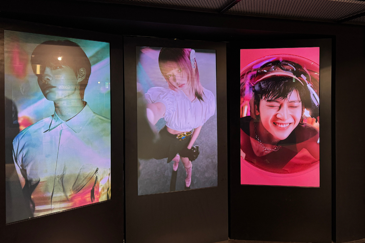 명동 여러 K-pop 아이돌의 사진이 디지털 사진 프레임에 전시된 모습