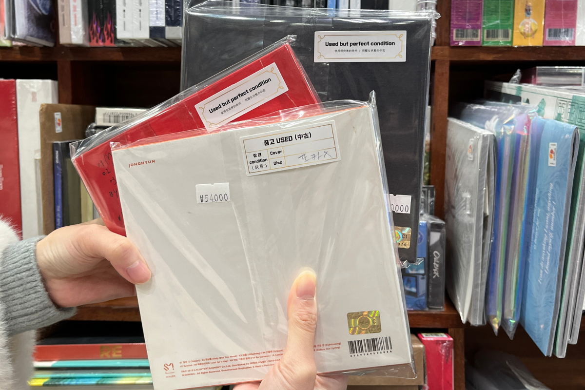 부루의뜨락 CD 가게에서 판매되는 사용된 케이팝 앨범과 그 상태 표시