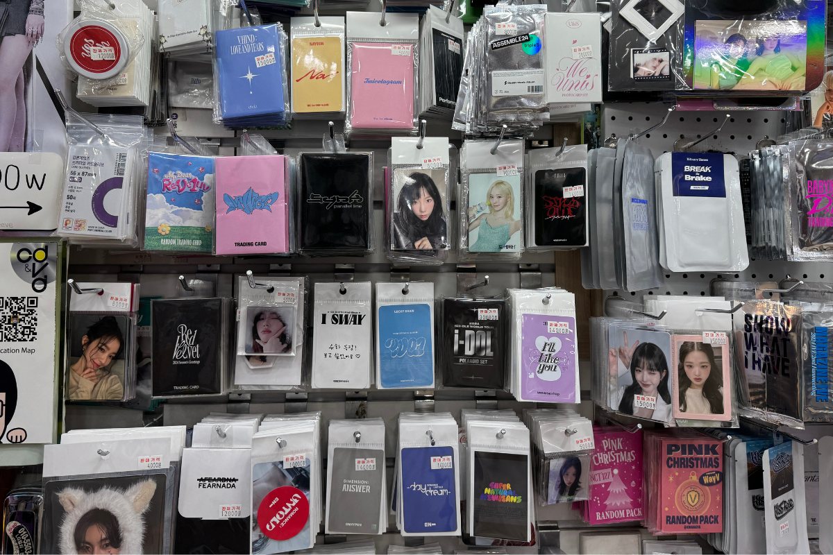 명동 CD 가게에서 다양한 K-pop 앨범 및 굿즈 진열대