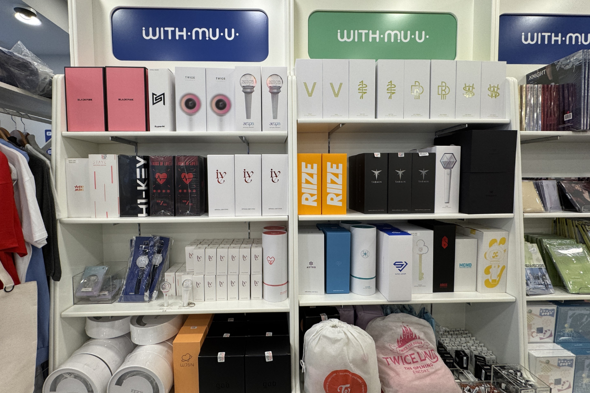 위드뮤 명동점의 K-pop 관련 굿즈가 진열된 선반 모습