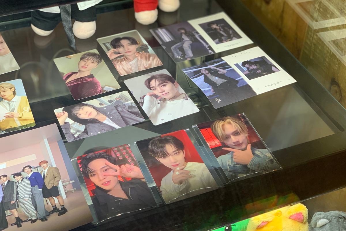 韓國偶像照片展覽於玻璃展示櫃中