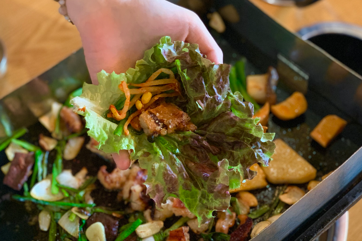 韓式燒腸包裹在生菜中，配上韓國經典配菜及辣醬