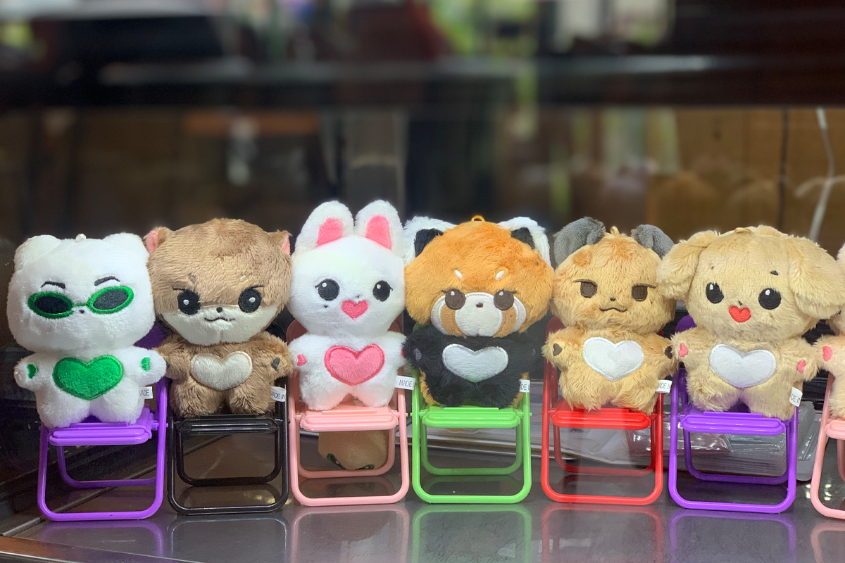 排列整齊的可愛毛絨玩具，配有不同顏色的心形裝飾