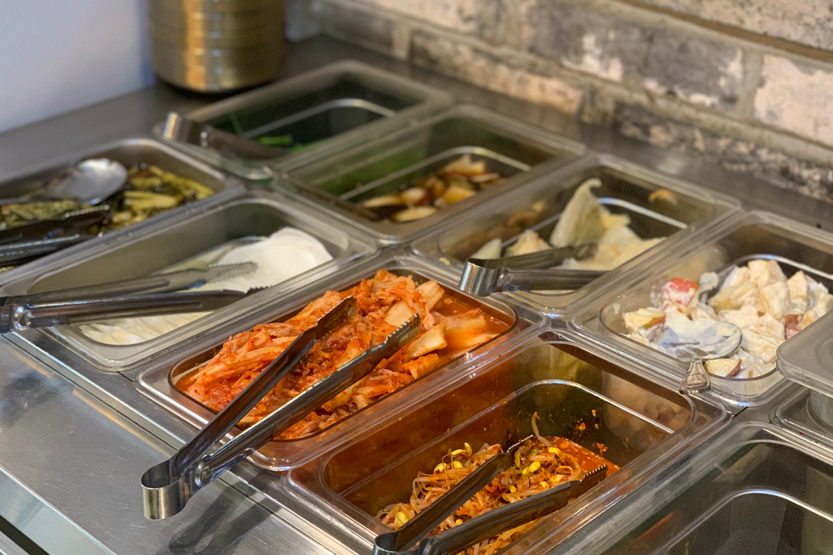 餐廳自助配菜區，擺滿不同風味的小菜