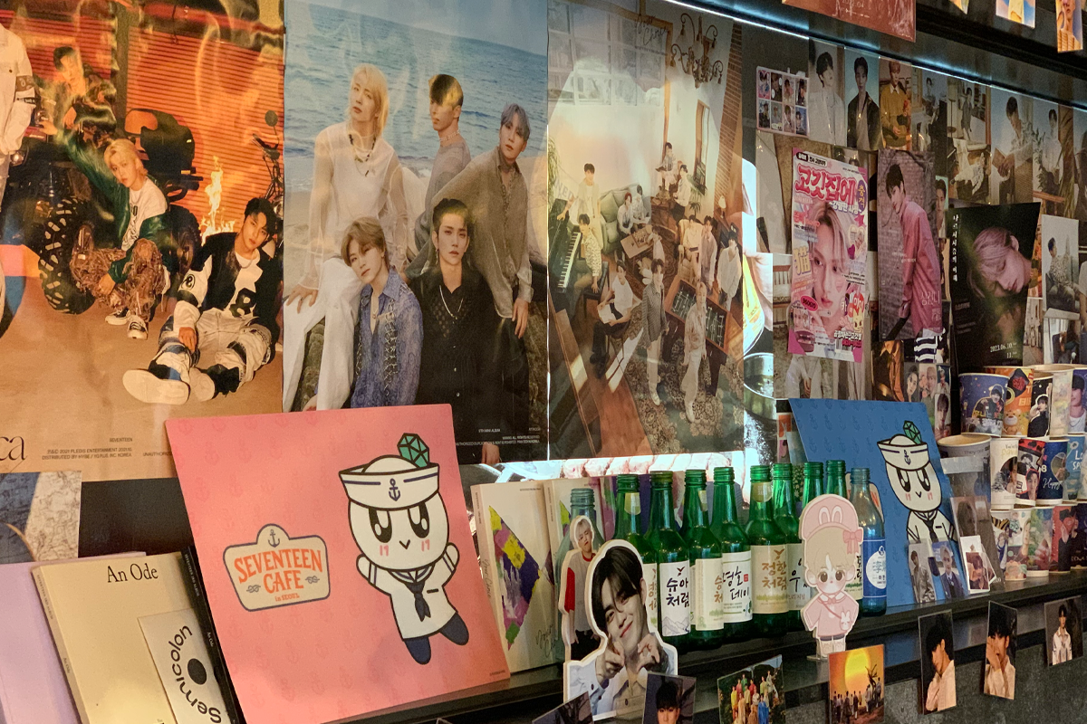 餐廳內部展示的海報和音樂專輯，牆上有多張韓國藝人照