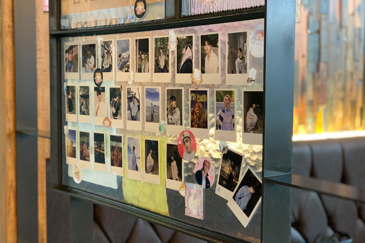 一面佈滿的韓國偶像團體相片版牆