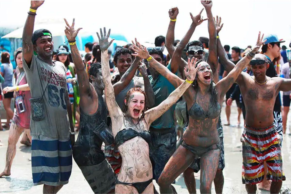 Lễ hội Mùa hè Boryeong Mud tại Hàn 