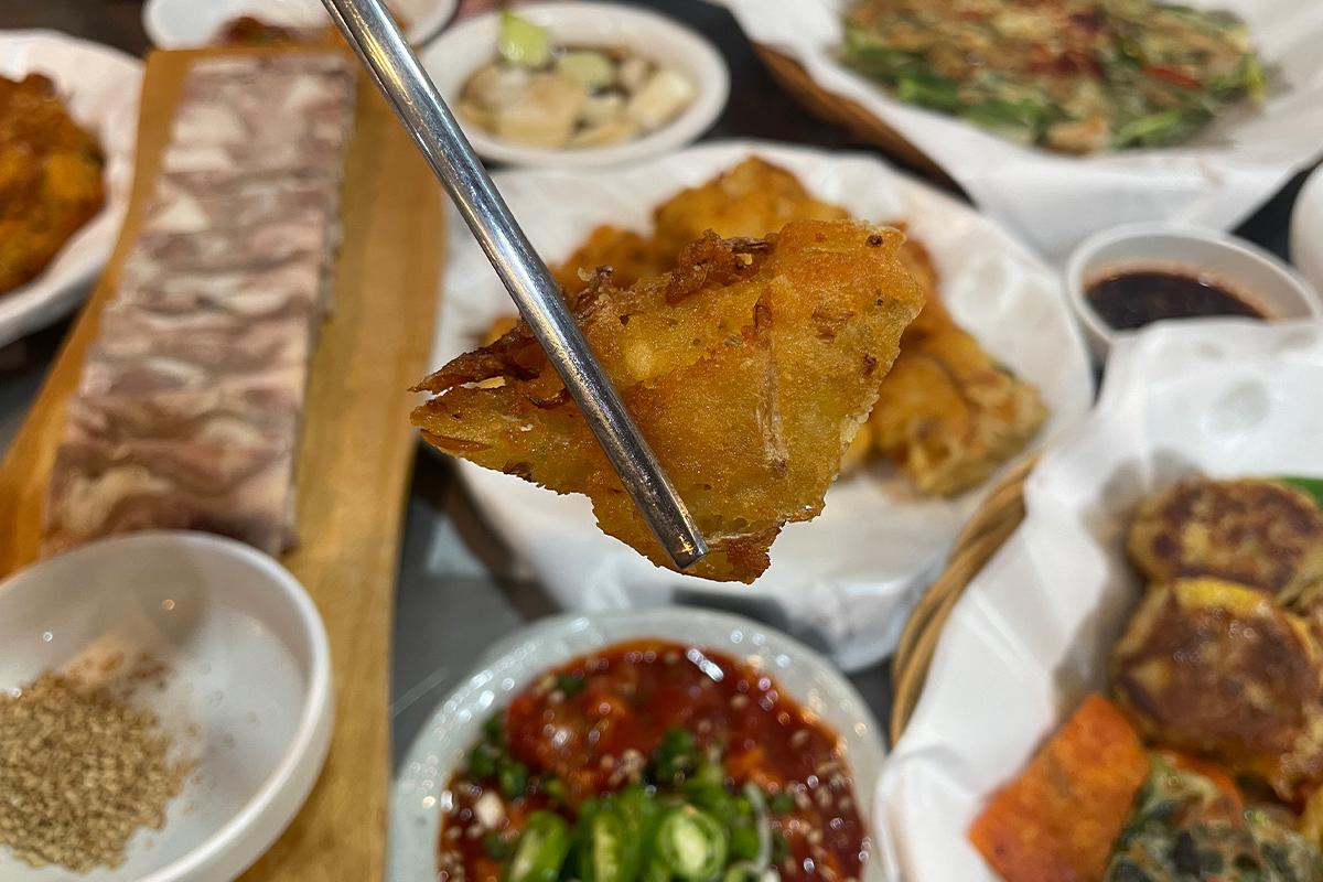 Bindaetteok im traditionellen koreanischen Pfannkuchenstil, serviert auf einem Tisch im Parkgane Bindaetteok, Seoul.