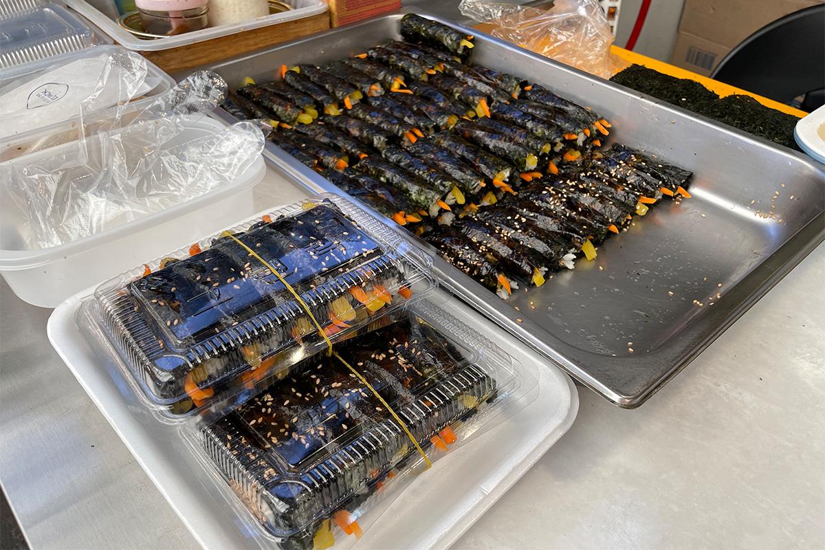 Parkgane Bindaetteok Restaurant, präsentiert in NETFLIX und koreanischen Fernsehshows, mit Prominenten-Autogrammen in Seoul.