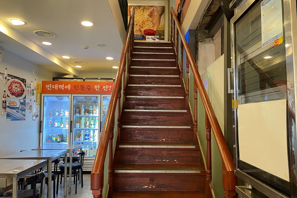 Ein köstliches Essensarrangement für ein koreanisches Mahlzeiten-Set mit Bindaetteok und anderen traditionellen Speisen in Seoul.