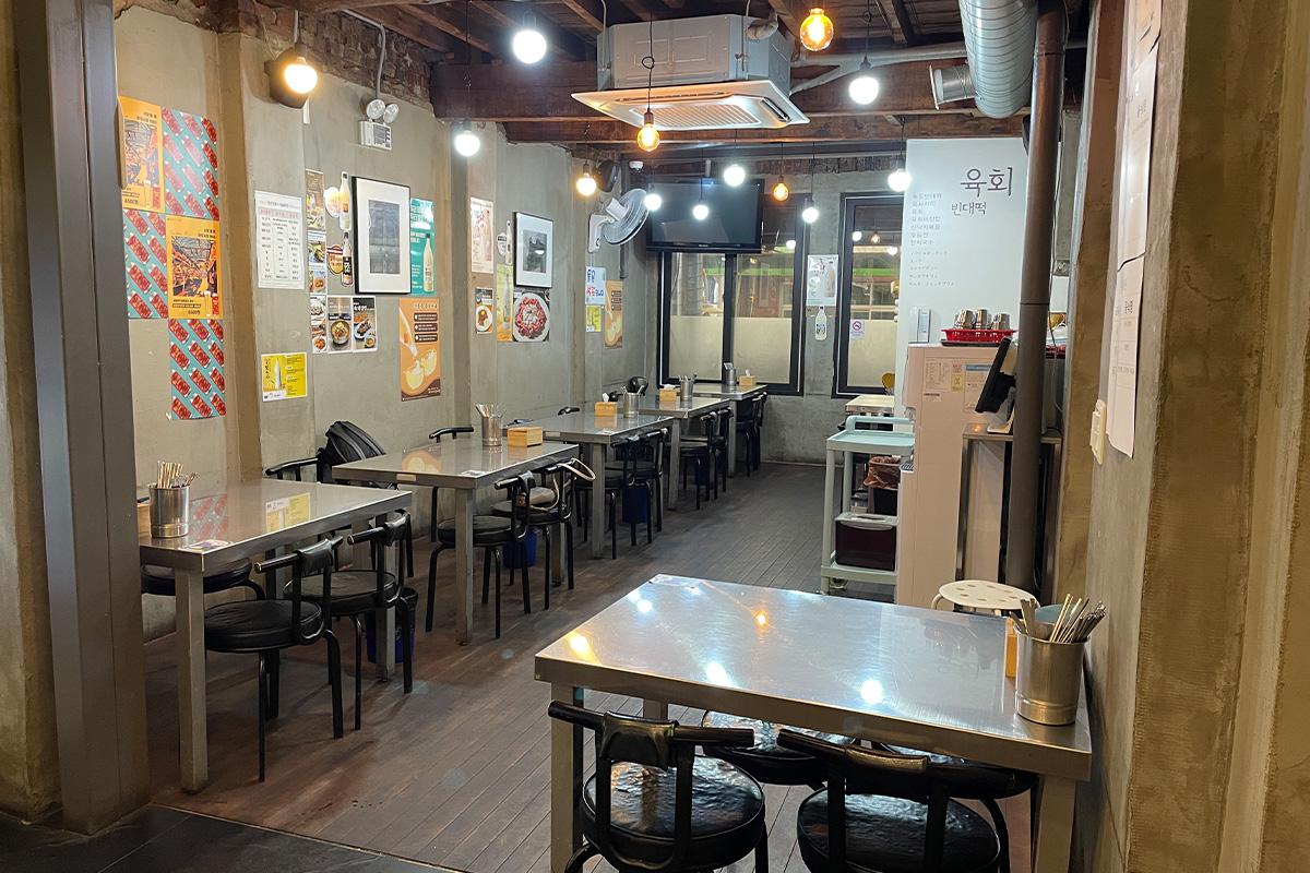 Ein Teller Hanwoo Yukjeon, serviert mit einem Frühlingszwiebelsalat im Parkgane Bindaetteok auf dem Gwangjang-Markt in Seoul.