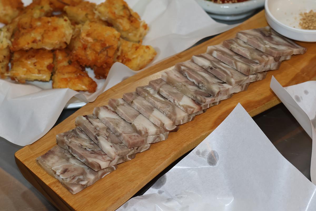 Hanwoo Yukjeon mit Pajeori (Frühlingszwiebelsalat) auf einem einzelnen Teller im Gwangjang-Markt in Seoul.