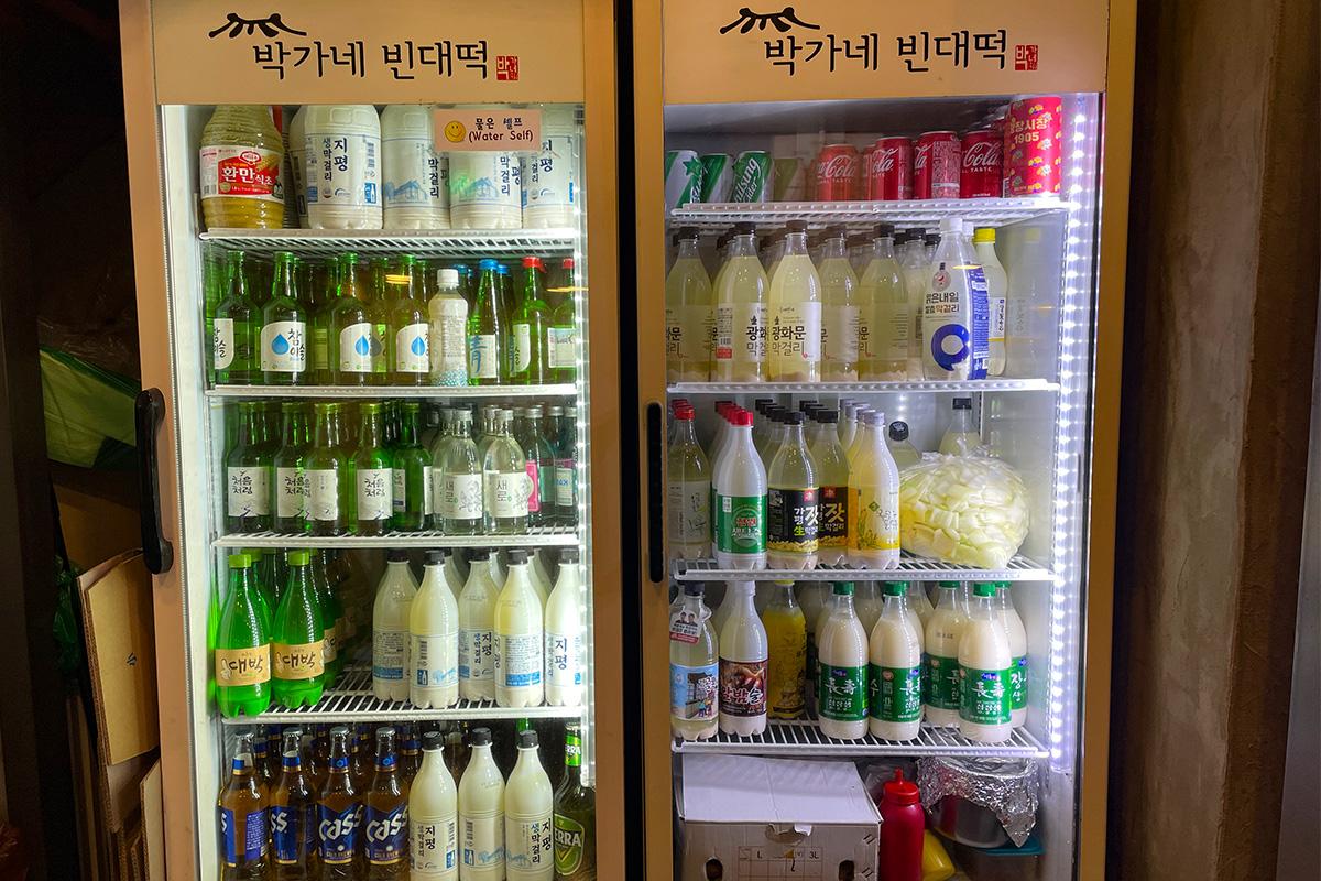 Parkgane Samhap koreanisches Gericht, bestehend aus Bindaetteok und geschnittenem Schweinefleisch im Gwangjang-Markt, Seoul.