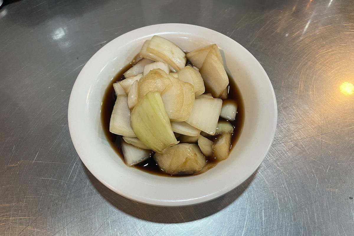 Hanwoo-Rindfleisch-Jeon und Frühlingszwiebelsalat auf einem Tisch im Parkgane Bindaetteok auf dem Gwangjang-Markt, Seoul.