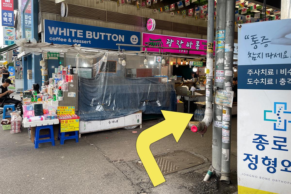 Ein Teller mit geschnittenem Schweinefleisch und knusprigem Bindaetteok, serviert im Gwangjang-Markt in Seoul.