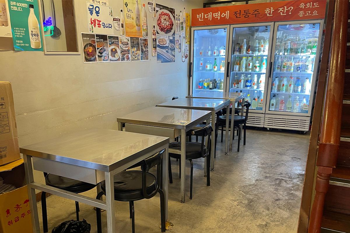 Eine Schale mit in Essig eingelegten Zwiebeln, serviert als Beilage auf dem Gwangjang-Markt in Seoul.