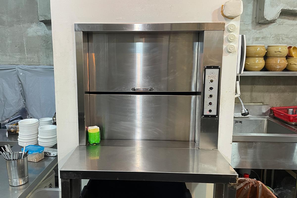 Eine Platte Gogi Wanja (Fleischbällchen-Jeon) und verschiedene koreanische Pfannkuchen auf dem Gwangjang-Markt in Seoul.