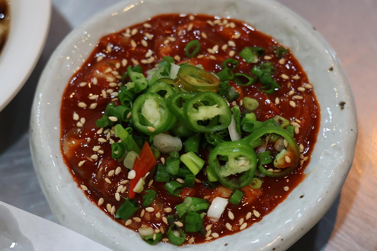 Eine Komposition aus verschiedenen koreanischen Jeon (Pfannkuchen) serviert auf einem Tisch im Parkgane Bindaetteok, Seoul.