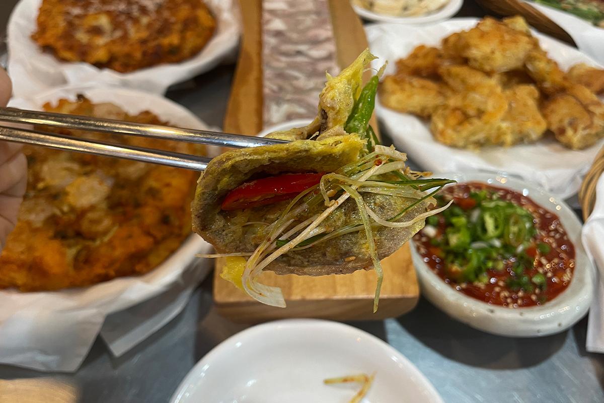Ein Jochong Jeon gefüllt mit koreanischen Zutaten, serviert im Gwangjang-Markt in Seoul im Parkgane Bindaetteok Restaurant.