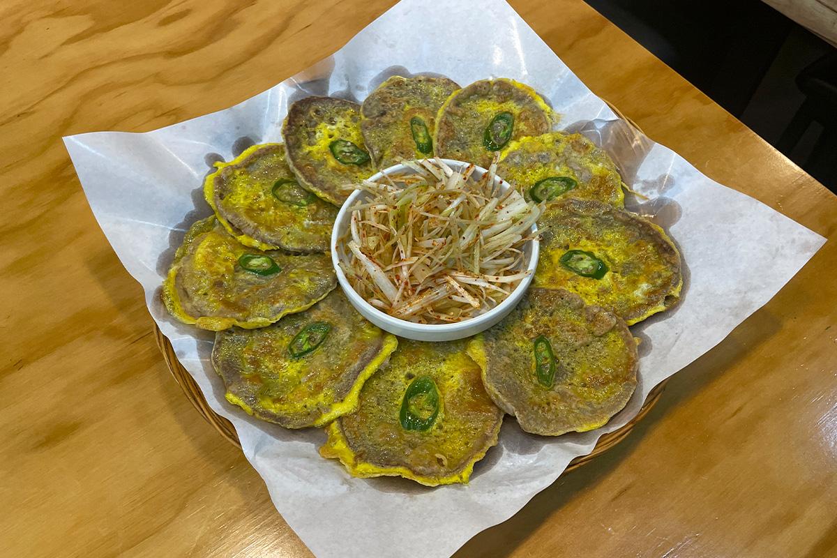 Hanwoo Yukjeon (Carne de res coreana salteada) en Bakgane Yukhoe, en el Mercado de Gwangjang, una especialidad coreana salteada servida con cebolla.