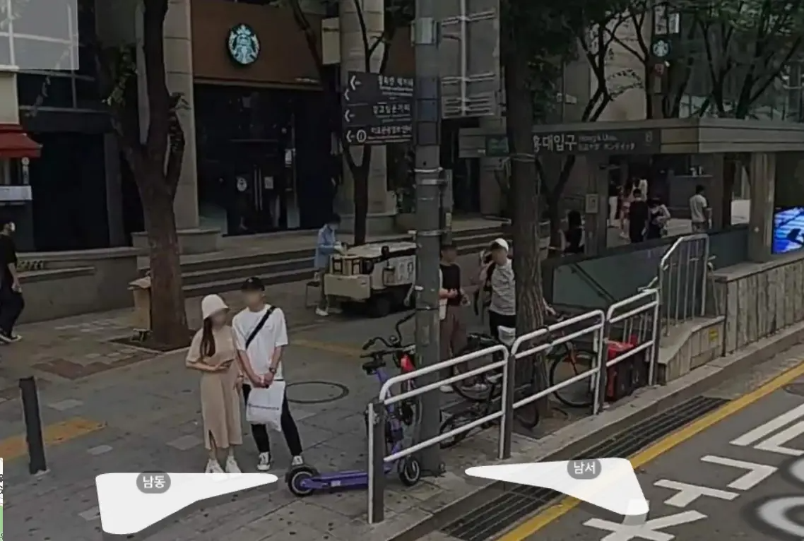 首爾弘大入口地鐵站，背景有一間星巴克