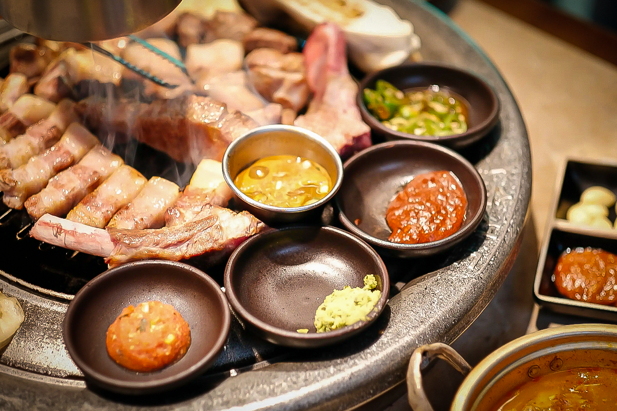 濟州島「熟成到」烤肉與配菜的組合，展現了道地的韓國風味。