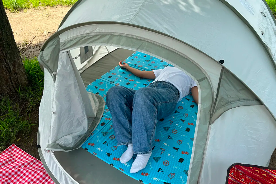 一家名為療癒帳篷的商店外觀，陳列著多種可供租借的野餐和露營用品。