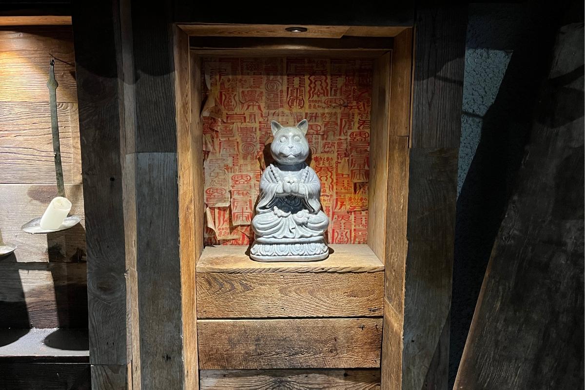 Крупный план декоративной двери в коктейль-бар Zoo Sindang, стилизованный в духе хоррор-дома.