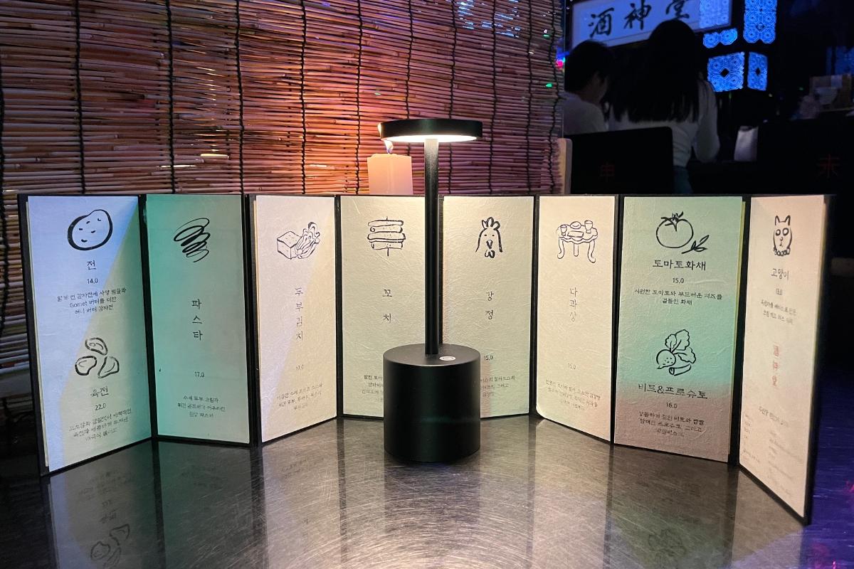 Меню еды в коктейль-баре Zoo Sindang в Сеуле включает традиционные корейские блюда и закуски, представленные в стильном оформлении.