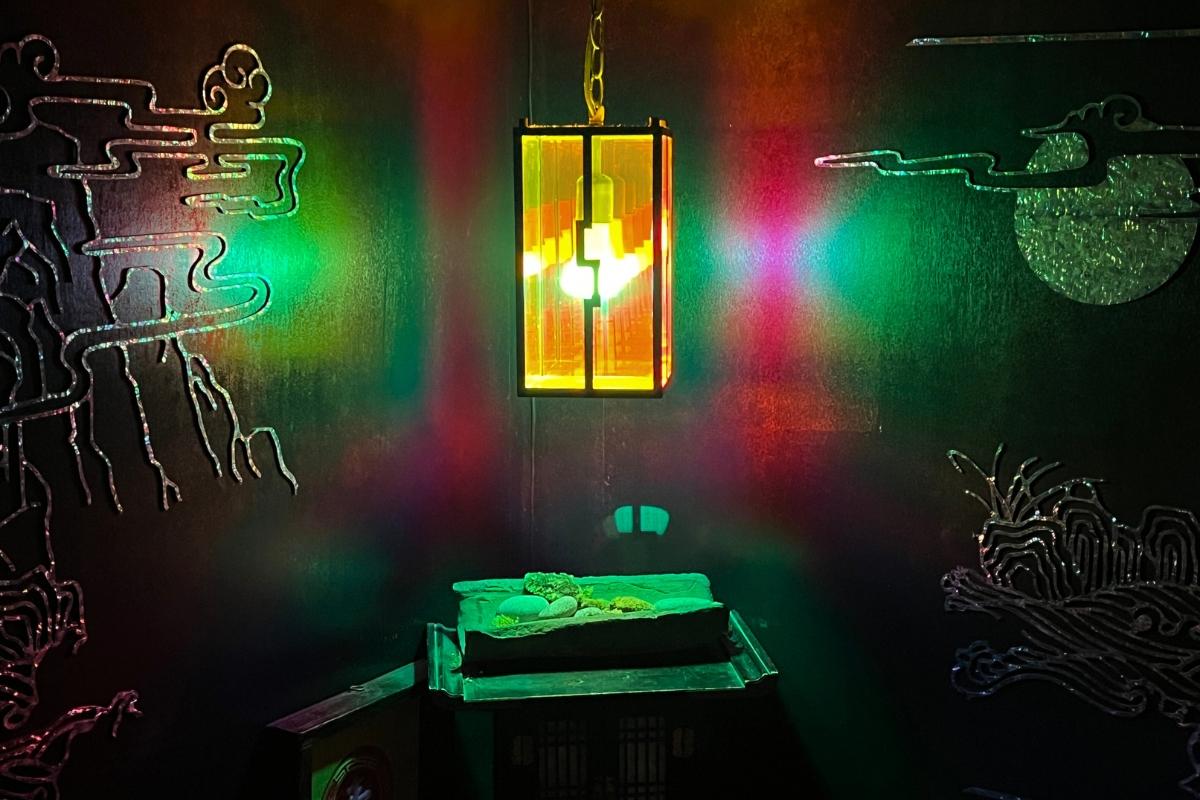 Декоративные огни на столах в слегка затемненном интерьере коктейль-бара Zoo Sindang.