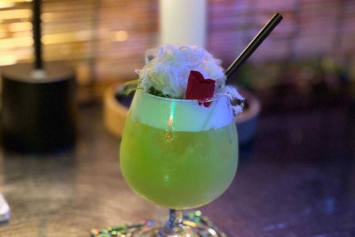 Авторский коктейль "Овца" из белого рома и сахарной ваты, поданный в Zoo Sindang.