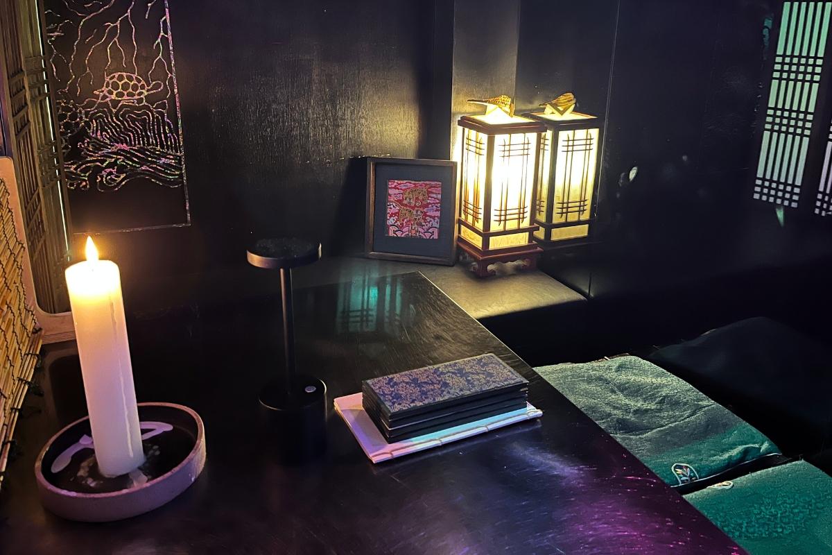 Место для больших компаний на первом этаже коктейль-бара Zoo Sindang в Сеуле.