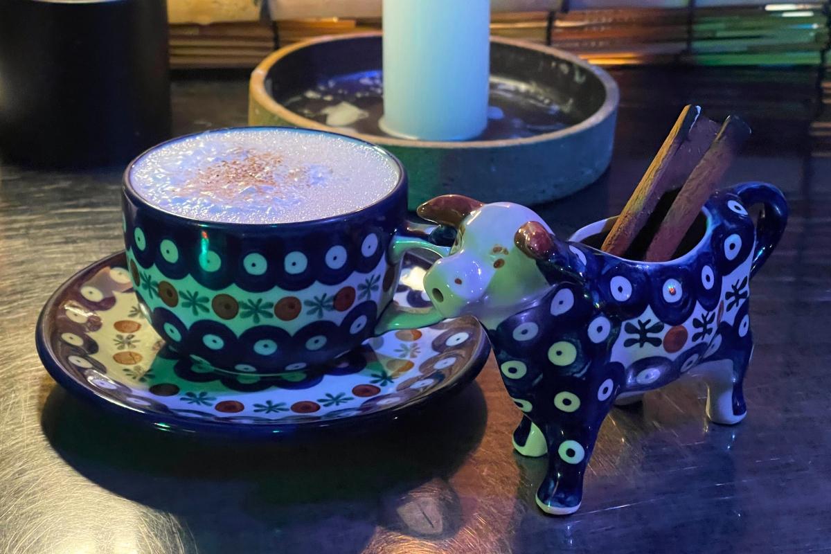 Коктейль "Корова", представленный в оригинальной подаче с керамическим коровкой во время визита в Zoo Sindang.