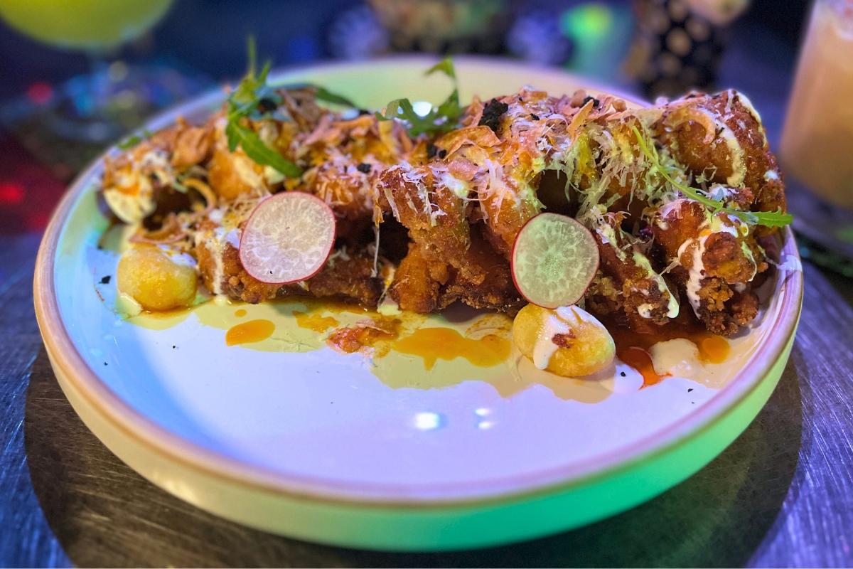 Блюдо из хрустящей курицы в остром чили томатном соусе в коктейль-баре Zoo Sindang.